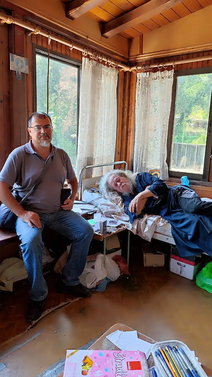 Паломник рядом со старцем Гавриилом в его келье на Афоне