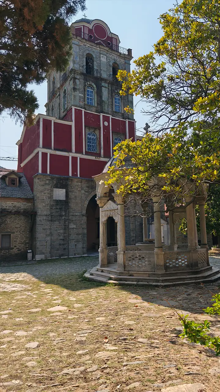 Иверский монастырь на Афоне, изначально основанный грузинскими монахами, ныне греческий