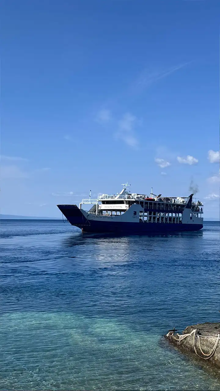 Паром движется по Эгейскому морю к полуострову Афон