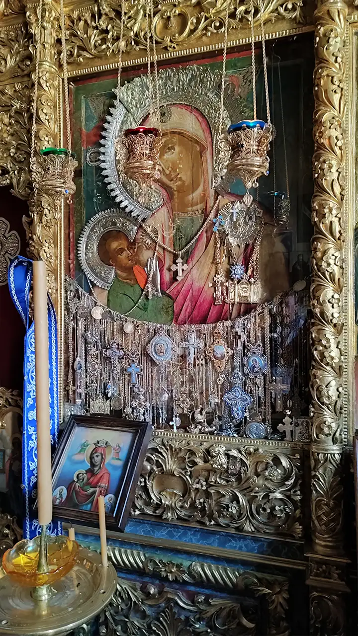 Икона Богородицы «Млекопитательница» в резной золочёной раме, сербская келья святого Саввы на Афоне