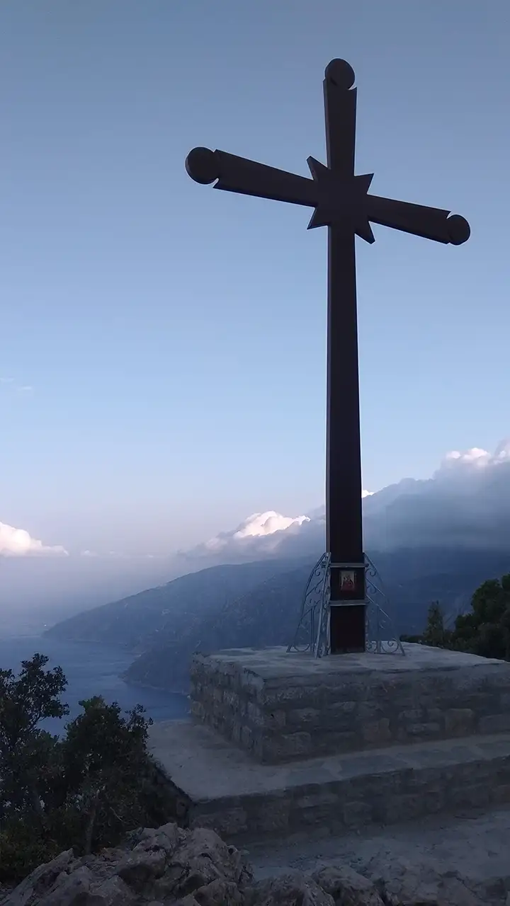 Горный крест с видом на скит Святой Анны и море в облаках