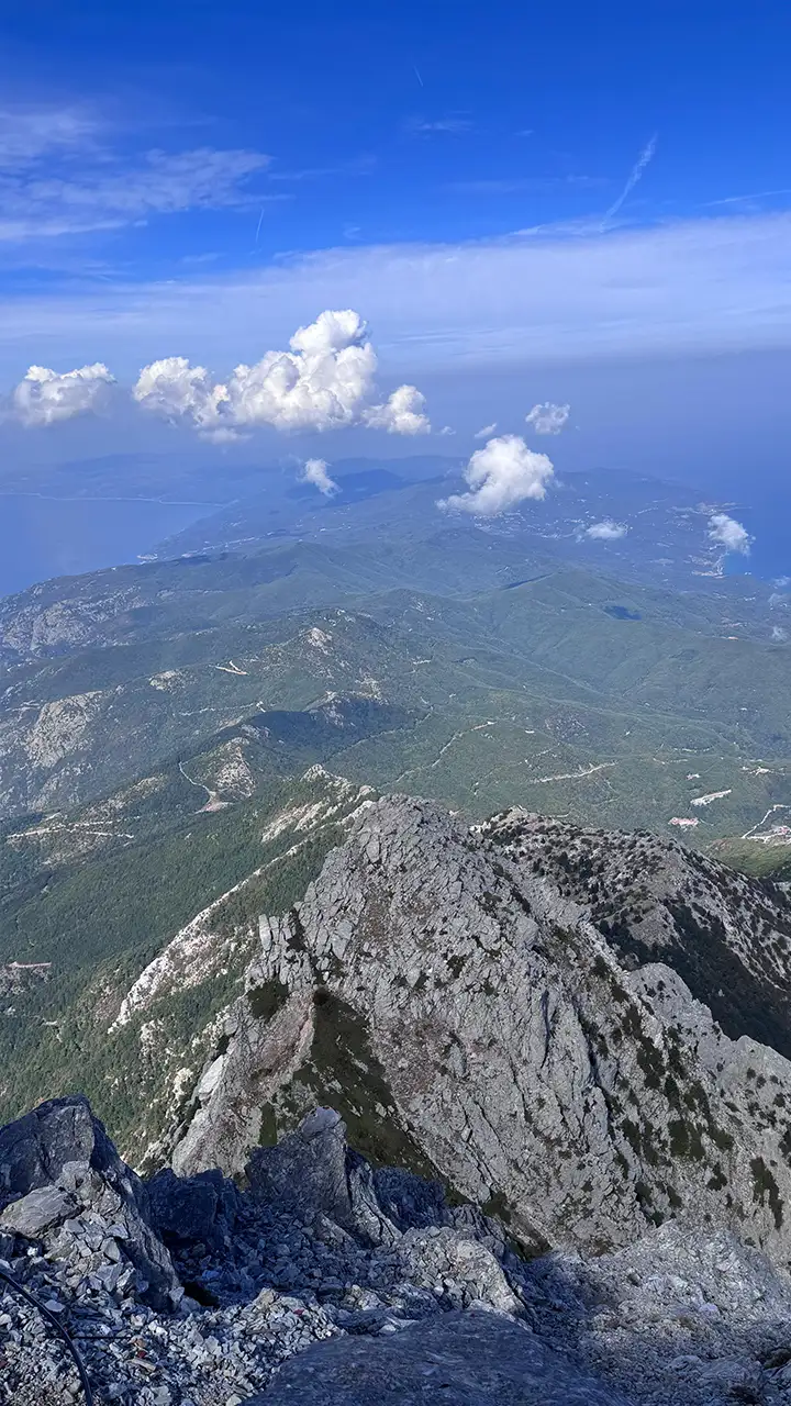 Вид с вершины Афона на горный полуостров и облака