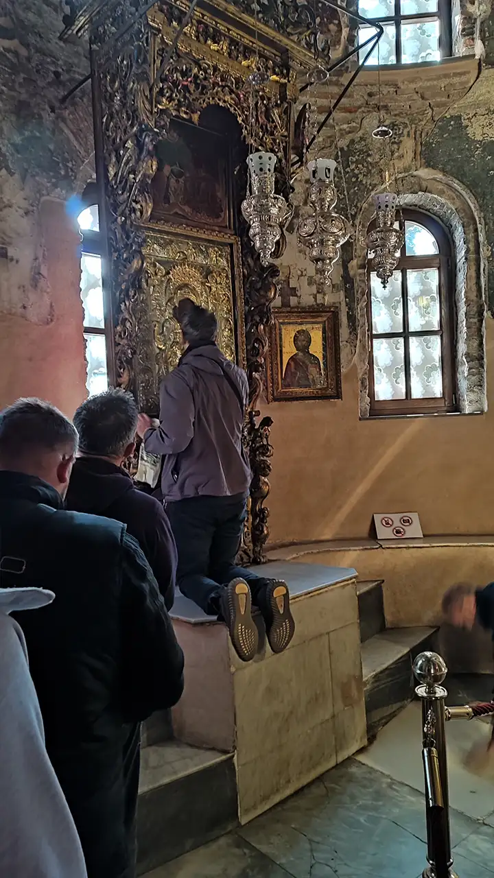 Паломники молятся у чудотворной иконы Богородицы «Достойно есть» в храме Протата в Карьес на Афоне