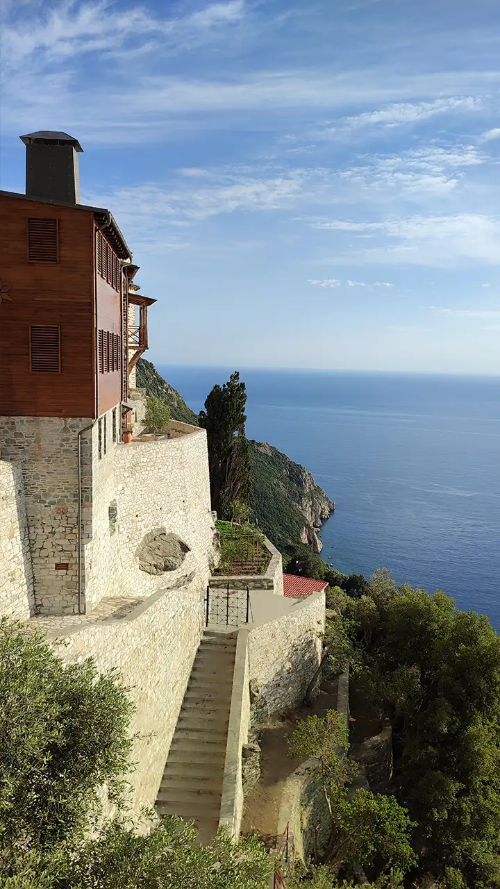 Вид на Эгейское море с террасы скита святой Анны на Афоне, строения расположены на утёсе