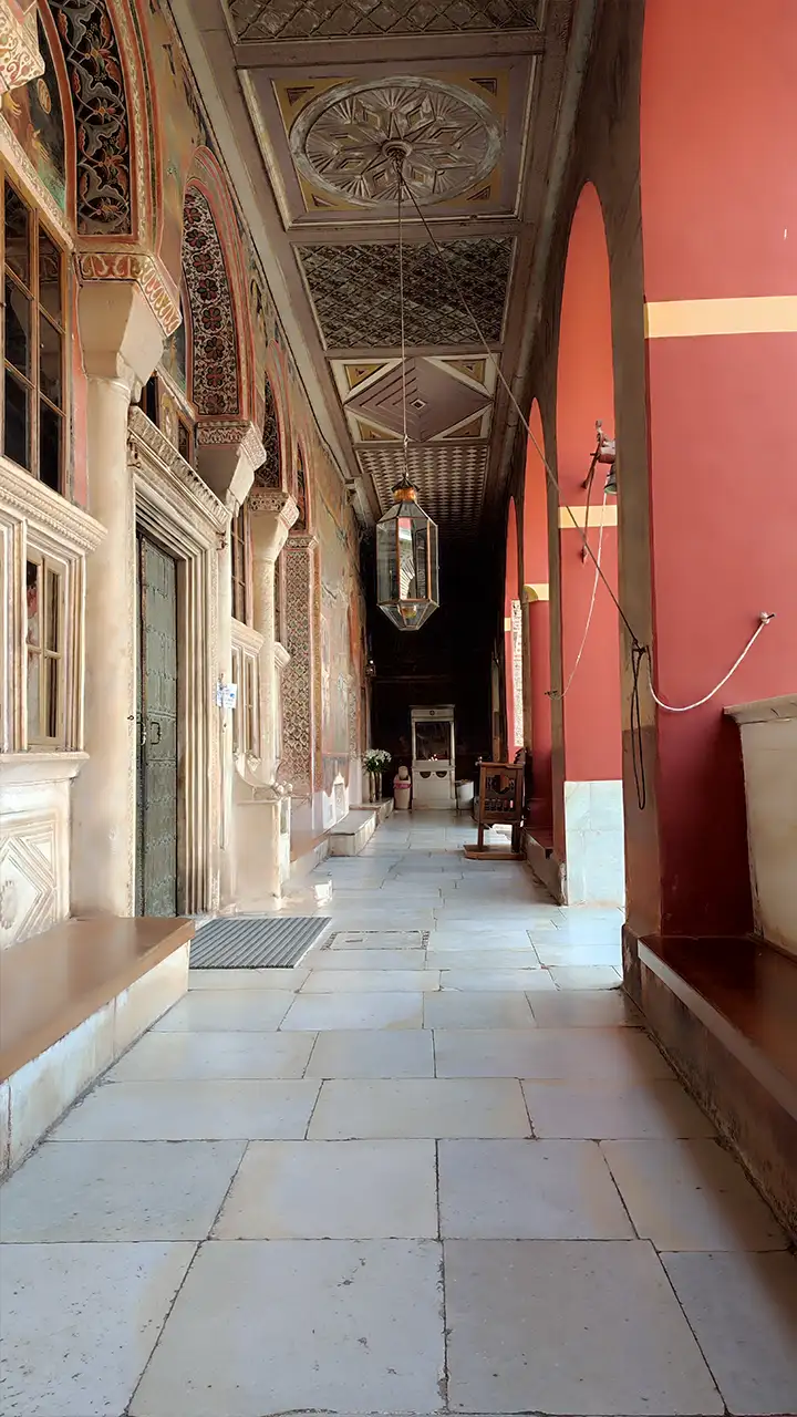 Крытая галерея монастыря Ватопед с расписными сводами и резными дверями