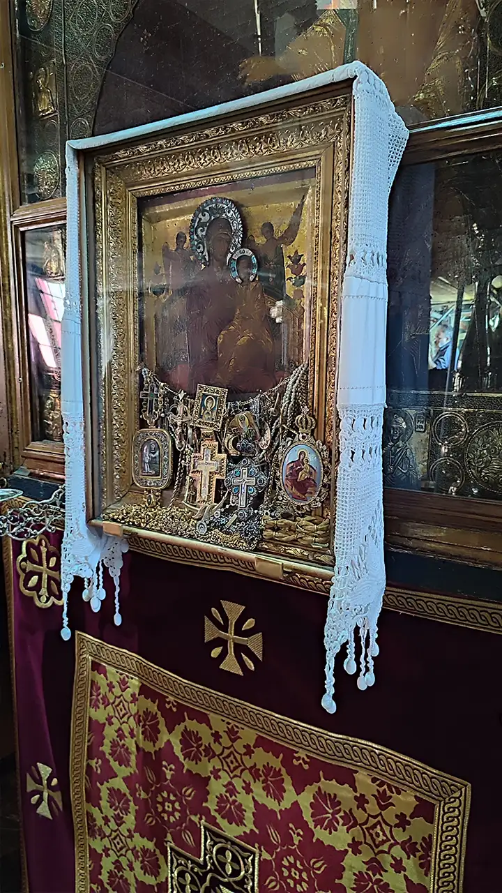 Икона Богородицы «Вратарница» в монастыре Ватопед, украшенная крестами и подношениями