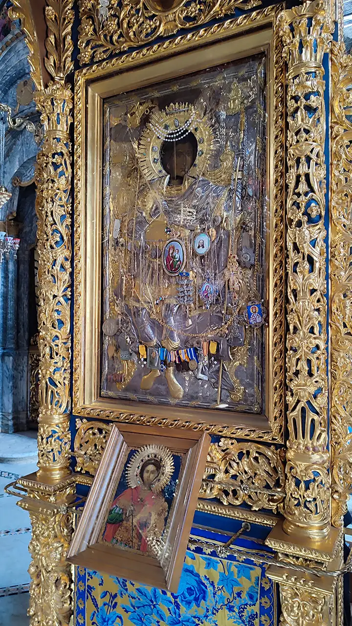 Чудотворная икона святого Георгия Победоносца в монастыре Ксенофонт на Афоне, украшенная золотым окладом и дарами