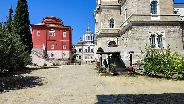 Собор Андреевского скита с куполами и монументальными стенами