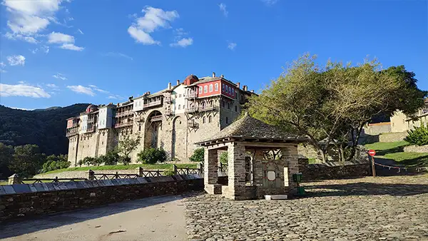 Вид на стены и башни монастыря Ивирон