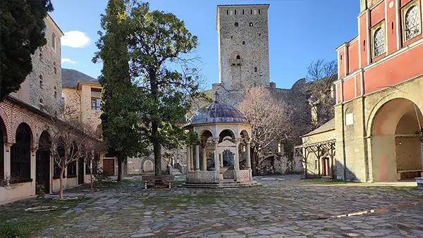 Внутренний двор монастыря Ивирон с башней и киворием