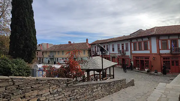 Главная улица Карьеса, административного центра Афона