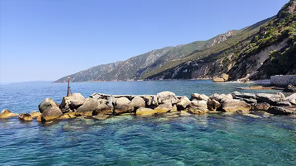 Волнорез и прозрачные воды Эгейского моря