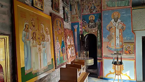 Интерьер кельи святого Саввы с иконой Романовых и росписями