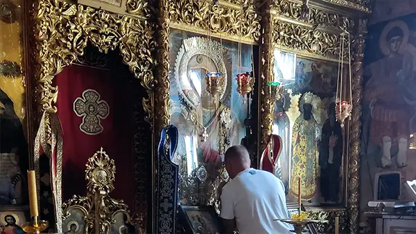 Иконостас кельи святого Саввы с образом Богородицы «Млекопитательница»