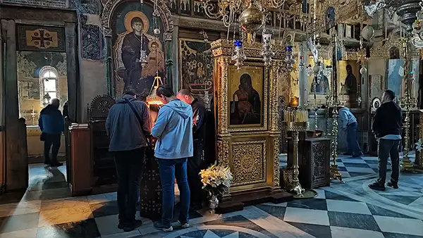 Паломники у иконы Богородицы «Достойно Есть» в храме Протат