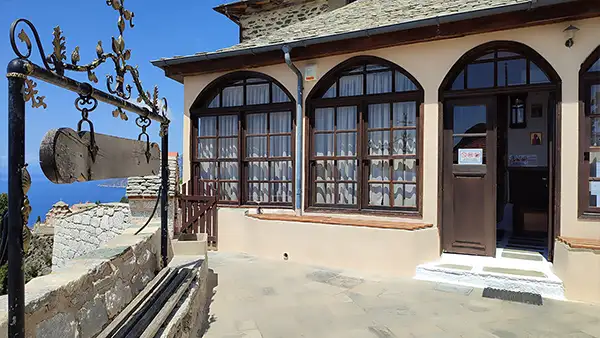 Вход в храм скита святой Анны и монастырское било