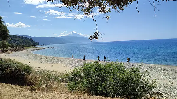 Дорожка вдоль моря по пути к келье Спиридона Тримифунского
